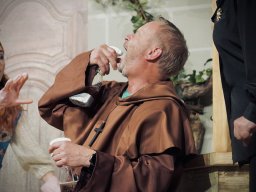 Im Kloster ist der Teufel los